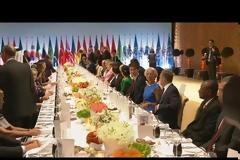 Δείπνο G20: Μελάνια - Μπριζίτ σε «στρατηγικές» θέσεις με αριστοκρατικές δημιουργίες