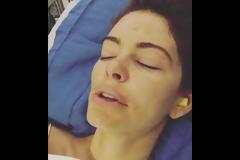Σοκάρει η Μαρία Μενούνος - Το video λίγο μετά την αφαίρεση όγκου από τον εγκέφαλο