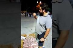 Ποιος Τούρκος… Έτσι αλατίζουν τις μπριτζόλες στην Κρήτη - Δείτε το επικό βιντεο...