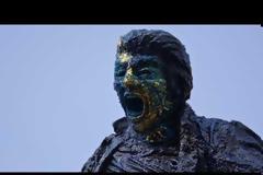 Επίθεση με σφυρί από τον ρασοφόρο Πάτερ Κλεομένη στο δημόσιο γλυπτό Κρίση του Τάσου Νυφαδόπουλου [video]