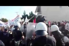 Κοζάνη: Άγρια επεισόδια παρουσία Τσίπρα  Ξύλο αστυνομικών - συγκεντρωμένων και φέρετρα [video]