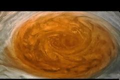 Το Juno φωτογραφίζει την ερυθρά κηλίδα του Δία