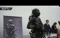 Η στολή-εξωσκελετός θυμίζει Star Wars/Halo/Robocop