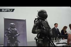 Η στολή-εξωσκελετός θυμίζει Star Wars/Halo/Robocop