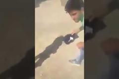 Τούρκοι στρατιώτες ντύνουν Σύρους πρόσφυγες με γυναικεία εσώρουχα