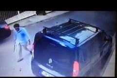 ΣΟΚ στη Βουλιαγμένη: Επώνυμος αλητήριος με τις πλάτες του μπαμπά σπάει ΒΑΝ μεροκαματιάρη