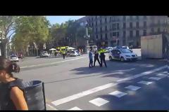 ΒΑΡΚΕΛΩΝΗ-Σκηνές τρόμου στην La Rambla :Φορτηγό έπεσε πάνω σε πεζούς που έτρεχαν να γλυτώσουν