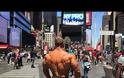 Μοναδικό βίντεο: Τί συμβαίνει όταν bodybuilders αποφασίζουν να πάνε βόλτα στην πόλη χωρίς ... μπλούζα;