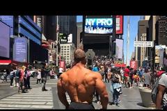 Μοναδικό βίντεο: Τί συμβαίνει όταν bodybuilders αποφασίζουν να πάνε βόλτα στην πόλη χωρίς ... μπλούζα;