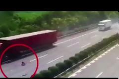 Βίντεο σοκ: 13χρονη εκτοξεύεται από το πίσω τζάμι του αυτοκινήτου – Γλύτωσε από θαύμα