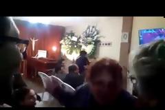 Ήταν σε κηδεία αλλά το γκολ το...πανηγύρισαν!