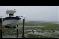 ΣΚΗΝΕΣ-ΣΟΚ-Είναι τρελοί αυτοί οι...Αμερικάνοι! Άλλος κάνει kitesurf  και άλλος μετρά την ταχύτητα του τυφώνα IRMA