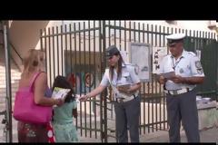 Ενημερωτικά φυλλάδια διένειμαν αστυνομικοί σε γονείς και μαθητές δημοτικών σχολείων στην Αττική (ΦΩΤΟ-ΒΙΝΤΕΟ)