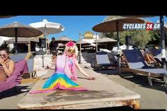 Η Barbie - Γοργόνα ξεβράστηκε στη Σύρο - Δείτε τη στην παραλία του νησιού [photos+video]