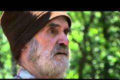 ΠΡΟΣΠΑΘΗΣΤΕ να μη δακρύσετε: Άστεγος άντρας βλέπει τους αστυνομικούς να του διαλύουν το κατάλυμα! [video]