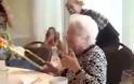 Αυτή η γιαγιά είναι η πιο ευτυχισμένη του κόσμου! [video]
