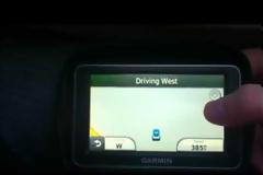 Τι συμβαίνει όταν ενεργοποιήσεις το GPS του αυτοκινήτου στο αεροπλάνο; [video]