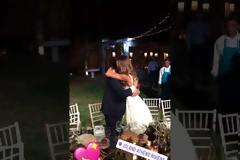 Τσολάκη - Πετρουλάκης: Οι αγκαλιές και τα φιλιά στη δεξίωση του γάμου τους ενώ έπεφταν βεγγαλικά [photos+video]