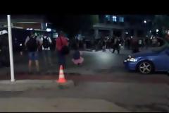 Δραπετσώνα: Επίθεση κουκουλοφόρων σε συνεργείο του ΑΝΤ1 - Χτύπησαν δημοσιογράφο και οπερατέρ [Εικόνες-Βίντεο]