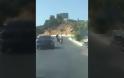 Χανιά! Δείτε τι μεταφέρει στο ένα χέρι ενώ οδηγεί μηχανάκι