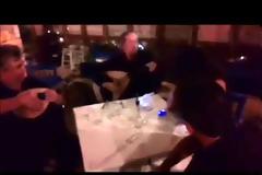 O κιθαρίστας των Iron Maiden παίζει λαούτο στην Ελούντα. Βίντεο