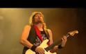 O κιθαρίστας των Iron Maiden παίζει λαούτο στην Ελούντα. Βίντεο