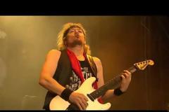 O κιθαρίστας των Iron Maiden παίζει λαούτο στην Ελούντα. Βίντεο