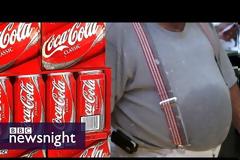 Άφωνος μένει ο διευθυντής της Coca Cola όταν δημοσιογράφος του δείχνει πόση ζάχαρη περιέχει ένα κουτάκι! [video]