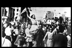 H συγκλονιστική στιγμή που ο εκφωνητής αναγγέλει την Αθήνα ελεύθερη από τους ναζί