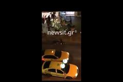 Βίντεο Ντοκουμέντο - Ο ληστής του Παλαιού Φαλήρου πεσμένος στο έδαφος – Το χρονικό της ληστείας με τους πυροβολισμούς