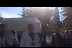 Αλήτη, εσύ την έφαγες - Σκηνές σοκ στην κηδεία της 32χρονης Δώρας - Σε ποιον επιτέθηκε η αδερφή της [video]