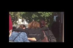 Αλήτη, εσύ την έφαγες - Σκηνές σοκ στην κηδεία της 32χρονης Δώρας - Σε ποιον επιτέθηκε η αδερφή της [video]