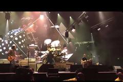 Πόσο ηδονή να σε ανεβάζουν στη σκηνή οι Foo Fighters;
