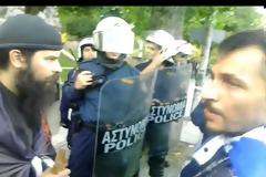 «Τάγματα εφόδου» αντιεξουσιαστών επιτέθηκαν και στον πάτερ Κλεομένη στο Μοναστηράκι [Βίντεο]