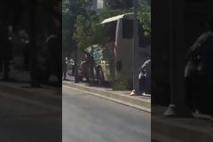 Απίστευτο: Έκοψε τα δέντρα με το ξυλοκοπτικο για να περάσει το λεωφορείο