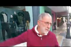 Πάτρα: Κολόνα ηλεκτροφωτισμού κατέληξε σε τζαμαρία καταστήματος - Αιτία φορτηγό