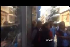 Με έτοιμους «τρομοφακέλους» και 2 πιστόλια συνελήφθη ο 29χρονος στην πλατεία Αττικής - Τι αναφέρει η ανακοίνωση της ΕΛ.ΑΣ [Εικόνες-Βίντεο]