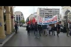 Πάτρα: Στο τέλος της παρέλασης μέλη του ΚΚΕ - Φωνάζουν συνθήματα για τα πυρηνικά στον Άραξο [photos+video]