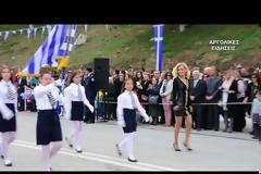 Αυτή είναι η ξανθιά δασκάλα που τρέλανε στην μαθητική παρέλαση στο Ναύπλιο [photo+video]