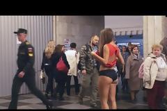 Anna Dovgalyuk | Η Ρωσίδα ακτιβίστρια που έγινε viral σηκώνοντας την φούστα της...