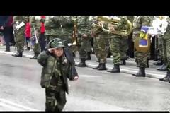 Ελληνόπουλο παρελασε με το χακι και με οπλο επ'ωμου!