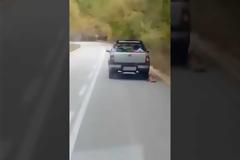 Είσαι ζώο ρε: Εικόνες-σοκ: Οδηγός αγροτικού σέρνει στο δρόμο δεμένο ανήμπορο σκυλάκι