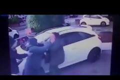 Ατρόμητη γυναίκα παίζει ξύλο και τρέπει σε φυγή δύο κλέφτες αυτοκινήτων [video]