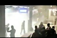 Τα Πευκάκια «βάφτηκαν» με αίμα- Επεισόδια μεταξύ οπαδών ΑΕΚ - Μίλαν με καμένα βαγόνια και 9 Ιταλούς τραυματίες -Σοκαριστικό βίντεο
