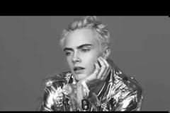 Cara Delevingne και Matt Smith στη holiday καμπάνια της Burberry