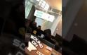 Ο Σάκης Τανιμανίδης ξαπλωμένος στον καναπέ του τραγουδάει ενώ η Μπόμπα τον τραβάει βίντεο