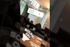 Ο Σάκης Τανιμανίδης ξαπλωμένος στον καναπέ του τραγουδάει ενώ η Μπόμπα τον τραβάει βίντεο
