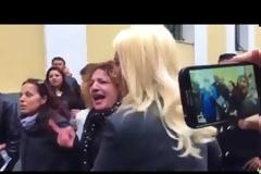 Βίντεο: Ξυλοκόπησαν τον δολοφόνο της Δώρας - Το ξέσπασμα του αδερφού και της μάνας στα δικαστήρια