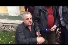 Βίντεο: Ξυλοκόπησαν τον δολοφόνο της Δώρας - Το ξέσπασμα του αδερφού και της μάνας