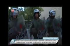 Τέσσερις διμοιρίες των ΜΑΤ φυγάδευσαν τον 58χρονο δολοφόνο της Δώρας Ζέμπερη - Η μητέρα καταγγέλλει επίθεση από αστυνομικούς (ΒΙΝΤΕΟ)